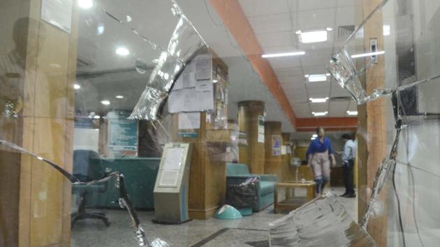 Protesters pelted stones at IDBI bank on FC road on August 9,2018 during the bandh for Maratha reservation. (RAVINDRA JOSHI/HT PHOTO) Protesters pelted stones at IDBI bank on FC road on August 9,2018 during the bandh for Maratha reservation. (RAVINDRA JOSHI/HT PHOTO)