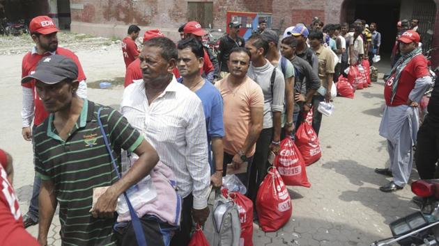 Indian fishermen arrested for crossing into Pakistani territory make their way to Lahore railway station for return to India.(AP) Indian fishermen arrested for crossing into Pakistani territory make their way to Lahore railway station for return to India.(AP)