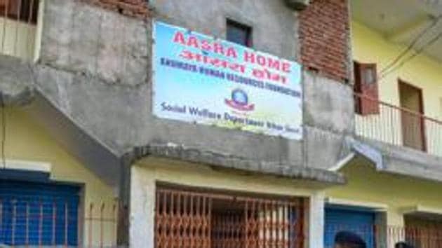 Police personnel investigate the site of Aasra shelter home after the death of two women inmates under mysterious circumstances in Patna on Sunday.(PTI Phot)