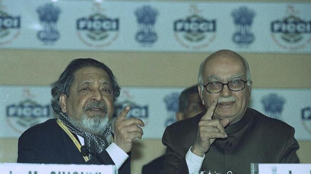 Naipul reacts while talking with senior BJP leader LK Advani during Pravasi Bharatiya Divas on January 10, 2003. Leaders from across the political spectrum condoled the demise of Nobel Laureate, with Prime Minister Narendra Modi saying, it was a major loss for the world of literature. (Arvind Yadav / HT Archive) 