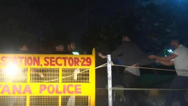 Two groups of brawl outside Sahara Mall in Gurugram on Saturday night.(Video grab) Two groups of brawl outside Sahara Mall in Gurugram on Saturday night.(Video grab)
