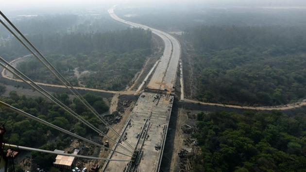 The two men were trying to throw the foetus off Signature Bridge, near Khajuri Khas.(Sonu Mehta/HT File)