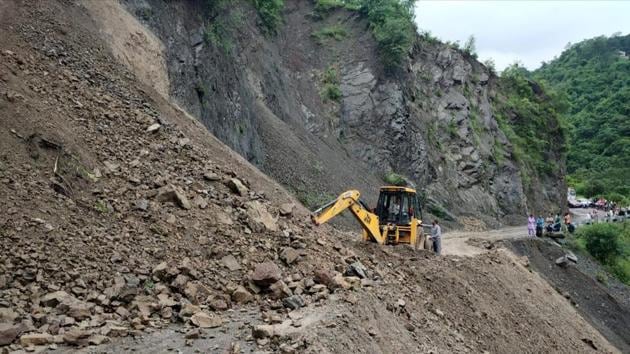 The Chandigarh-Manali National Highway-21 has been closed for vehicles near Mandi town, an official said. (HT Photo) The Chandigarh-Manali National Highway-21 has been closed for vehicles near Mandi town, an official said. (HT Photo)