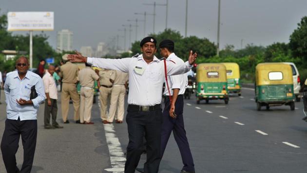 A traffic policeman regulates traffic ahead of the Independence Day parade in New Delhi on Wednesday.(Arun Sharma/ HT Photo)