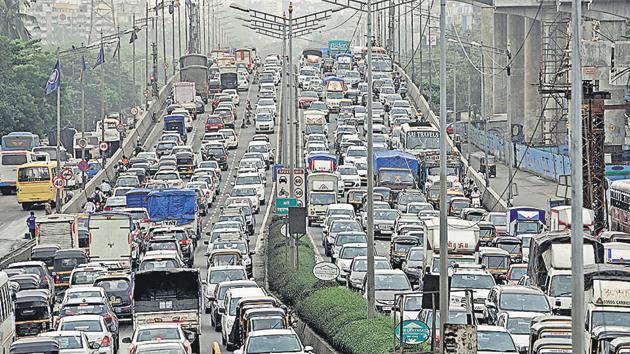 The flyover will come as a big relief to motorists plying towards south Mumbai via Haji Ali Junction.(Satyabrata Tripathy/HT Photo)