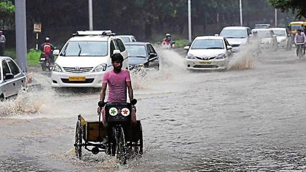 The week began on a wet note for residents in the Chandigarh tricity as they faced inconvenience and traffic snarls to reach their offices.(HT Photo)