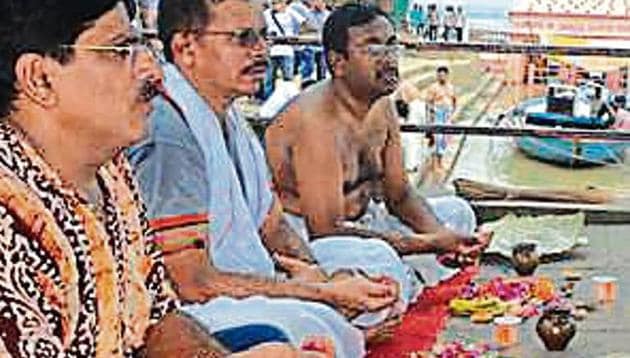 Men perform last rites at Manikarnika Ghat in Varanasi on Tuesday.(HT Photo) Men perform last rites at Manikarnika Ghat in Varanasi on Tuesday.(HT Photo)