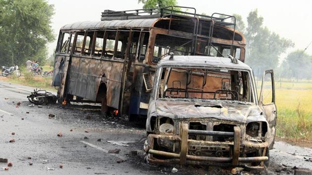 Police vehicles gutted during a protest in 2015 against alleged sacrilege in Kotkapura. Zora Singh panel was set up that year to probe the sacrilege and incident of police firing on protesters.(HT File)