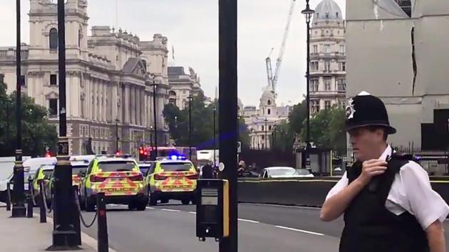 This grab taken from a video posted by Twitter user @EwelinaUO shows armed police surrounding a silver car after it crashed into barriers outside the Houses of Parliament on August 14, 2018 in central London. (AFP Photo) This grab taken from a video posted by Twitter user @EwelinaUO shows armed police surrounding a silver car after it crashed into barriers outside the Houses of Parliament on August 14, 2018 in central London. (AFP Photo)