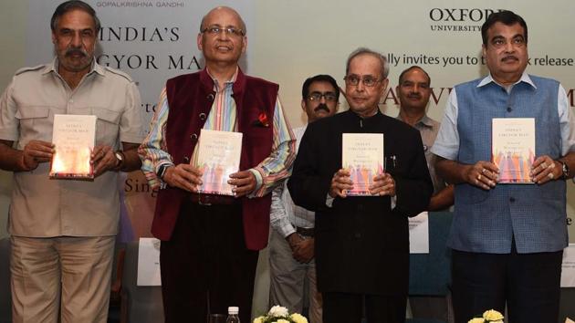 (L-R) Congress leaders Anand Sharma, Abhishek Manu Singhvi, former President Pranab Mukherjee and Union minister Nitin Gadkari at the book launch.(Vipin Kumar/HT Photo)