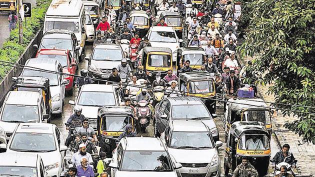 Traffic jam at Gultekdi in Pune on Monday, August 13, 2018.(HT PHOTO) Traffic jam at Gultekdi in Pune on Monday, August 13, 2018.(HT PHOTO)
