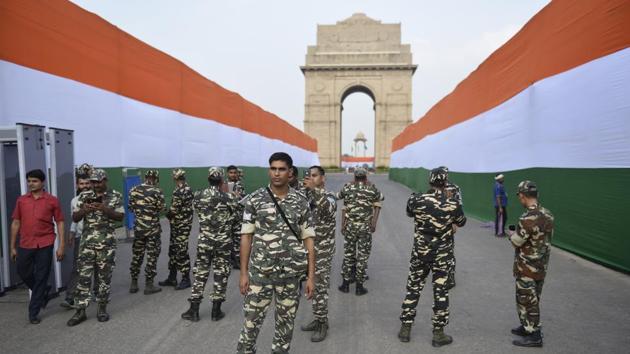 Security personnel man the India Gate on the eve of Independence Day, in New Delhi on Tuesday.(Sanchit Khanna/HT PHOTO)