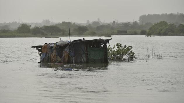 The government has directed deployment of boats at vulnerable points. People living in the Yamuna riverbeds will be relocated from Wednesday morning to buildings or tents installed by the government in higher areas. (HT File Photo) The government has directed deployment of boats at vulnerable points. People living in the Yamuna riverbeds will be relocated from Wednesday morning to buildings or tents installed by the government in higher areas. (HT File Photo)