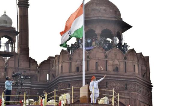 India is getting multi-trillion dollar investments and its growth will guide the global economy, said Prime Minister Narendra Modi in his last Independence Day speech ahead of the 2019 Lok Sabha elections. “From being seen as among the fragile five, India is now the land of reform, perform and transform. We are poised for record economic growth,” he said at the Red Fort. (Sonu Mehta / HT Photo) India is getting multi-trillion dollar investments and its growth will guide the global economy, said Prime Minister Narendra Modi in his last Independence Day speech ahead of the 2019 Lok Sabha elections. “From being seen as among the fragile five, India is now the land of reform, perform and transform. We are poised for record economic growth,” he said at the Red Fort. (Sonu Mehta / HT Photo)