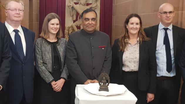 Indian high commissioner YK Sinha with a team of Scotland Yard when the 12th century Buddha statue was handed over in the Indian high commission on Wednesday. (HT Photo) Indian high commissioner YK Sinha with a team of Scotland Yard when the 12th century Buddha statue was handed over in the Indian high commission on Wednesday. (HT Photo)