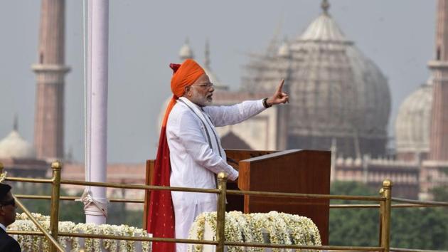 Prime Minister Narendra Modi addresses the nation from the ramparts of the Red Fort in New Delhi on August 15.(HT Photo)