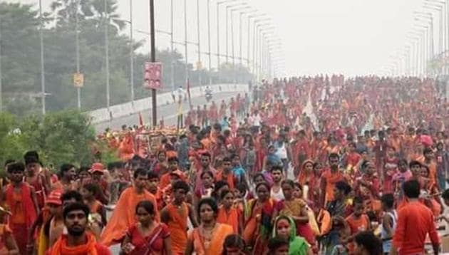 A large number of kanwariyas move down a flyover. (Kaushalendra/HT Photo) A large number of kanwariyas move down a flyover. (Kaushalendra/HT Photo)