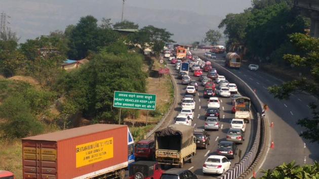 Traffic jam on E-way near Khandala in Pune.(HT Photo)
