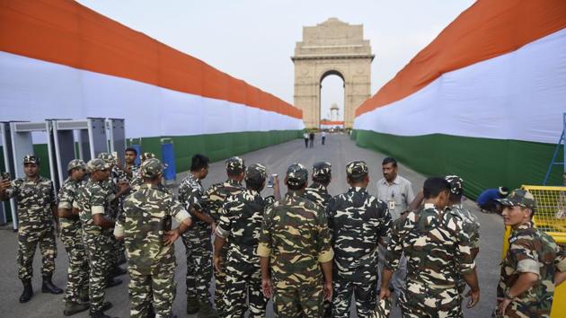 Security personnel at the India Gate on the eve of Independence Day in New Delhi on Tuesday.(Sanchit Khanna/HT Photo)