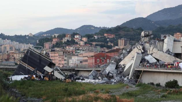 Rescuers inspect the rubble and wreckages by the Morandi motorway bridge after a section collapsed earlier in Genoa on August 14 - About 30 people were killed when a giant motorway bridge collapsed in heavy rain in the Italian city of Genoa in what the government called an "immense tragedy".(AFP Photo)
