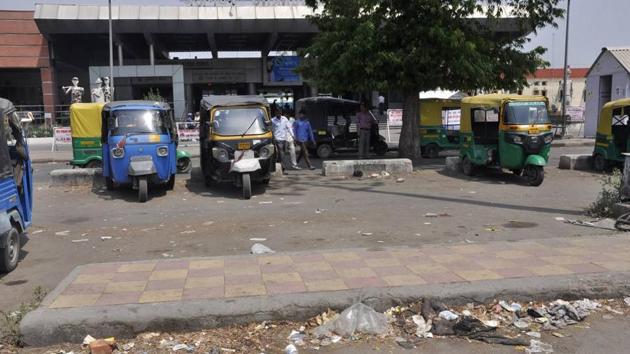 Garbage strewn around in the parking lot for auto-rickshaws at the Chandigarh Railway Station. Lack of washrooms and basic facilities are also believed to have led to the poor ranking.(HT Photo)