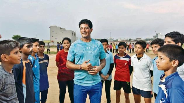 Dharmender with some of his trainees at Mohhamedpur Jharsa village in Gurugram. (HT Photo) Dharmender with some of his trainees at Mohhamedpur Jharsa village in Gurugram. (HT Photo)