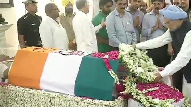 Former prime minister Manmohan Singh pays tribute to late PM Atal Bihari Vajpayee at his residence in New Delhi.(ANI Photo)