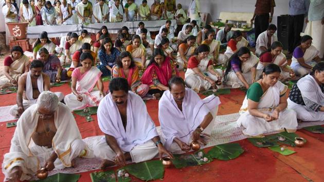 On Saturday, hundreds of Malayali devotees took part in the Vavubali/Pithru Tharpanam annual rituals, observed in memory of their departed ancestors, at Chhatrapati Shahu Maharaj Pakshi Vihar Kendra at Bopodi. The ritual is undertaken for the “peace of the souls of one’s ancestors”, according to a devotee.  (HT PHOTO) 