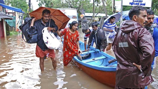 Flood victims are evacuated to safer areas in Kozhikode, in Kerala.(AP)