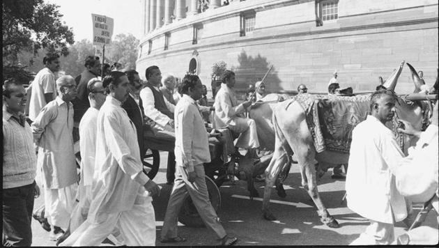 A 1973 photo of Atal Bihari Vajpayee arriving at Parliament House on a bullock cart to protest against the increase in petrol and kerosene prices. (HT File Photo)