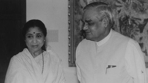 Singer Asha Bhosle meets with Atal Bihari Vajpayee at his residence. (HT Archive)