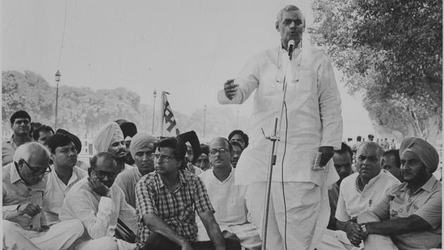 Vajpayee addresses a rally organised by non-Congress parties in New Delhi on September 1, 1988. (HT Archive)