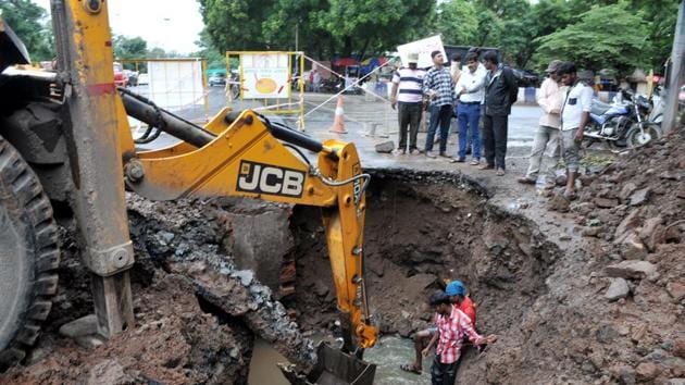 An under-construction stretch of DP road gave way near Rajaram bridge on Sunday, August 12. no one was injured as authorities sprung into action immediately. Water stagnation and rains could have caused the cave-in, said PMC officials. (HT PHOTO) 