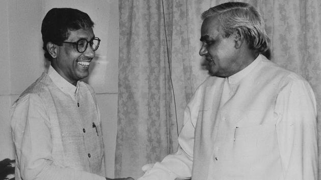 Tripura Chief Minister Manik Sarkar meets with Atal Bihari Vajpayee on April 3, 1998. (HT Archive)
