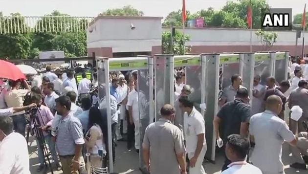 People gathered at BJP headquarters in New Delhi where mortal remains of former PM Atal Bihari Vajpayee will be kept.(ANI photo)