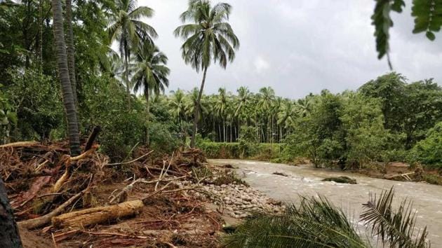 Rains have subsided in Idukki and Wayanad but the water level in the Periyar is rising. Waters from the Periyar river and its tributaries kept many towns in Ernakulam and Thrissur submerged.(HT Photo)