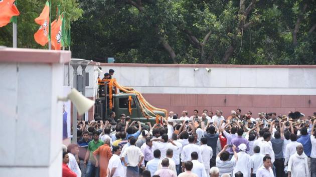 The cortege and bier arrive at BJP headquarters. Delhi BJP leaders have said around 50,000-60,000 party members would be present at the party headquarters. Civic authorities are expecting around 1-2 lakh people assembling to pay homage. (Mohd Zakir / HT Photo) The cortege and bier arrive at BJP headquarters. Delhi BJP leaders have said around 50,000-60,000 party members would be present at the party headquarters. Civic authorities are expecting around 1-2 lakh people assembling to pay homage. (Mohd Zakir / HT Photo)