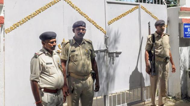 Police personnel outside former social welfare minister Manju Verma's residence during a CBI raid in connection with the Muzaffarpur shelter home rape case, in Patna.(PTI)