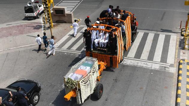 The cortege crosses Tilka Marg crossing. Hours after the announcement of former PM Atal Bihari Vajpayee’s death, officials from the North Delhi Municipal Corporation received the first set of directions — to arrange sandalwood and sweep the route from the BJP headquarters to the Rashtriya Smriti Sthal, where the last rites of the former PM will be held. (Vipin Kumar / HT Photo) The cortege crosses Tilka Marg crossing. Hours after the announcement of former PM Atal Bihari Vajpayee’s death, officials from the North Delhi Municipal Corporation received the first set of directions — to arrange sandalwood and sweep the route from the BJP headquarters to the Rashtriya Smriti Sthal, where the last rites of the former PM will be held. (Vipin Kumar / HT Photo)