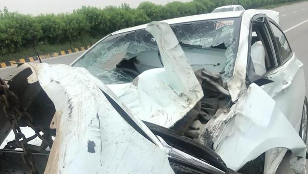Three students were injured in an accident while travelling from Agra towards Greater Noida on the Yamuna Expressway on Wednesday night.(HT Photo)