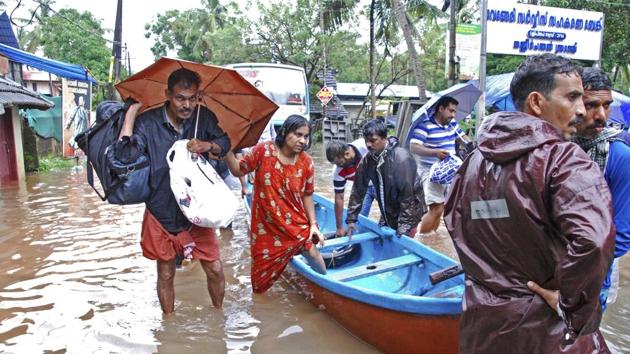 Flood victims are evacuated to safer areas in Kozhikode.(AP)