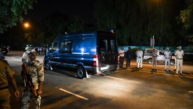 A vehicle carrying the body of late former prime minister Atal Bihari Vajpayeearrives drives at his residence in New Delhi August 16, 2018.(AFP Photo)