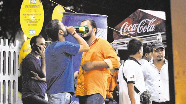 People can be seen consuming beer and hard liquor in the open, near residential societies on MG Road, gurugram. Most liquor vends in sectors 45, 38, 56, Palam Vihar, MG Road, Golf Course Road and other areas are close to the residential societies. Residents say people have been spotted drinking in cars, on pavements, outside grocery shops and in parking areas. (Parveen Kumar/ HT Photo) People can be seen consuming beer and hard liquor in the open, near residential societies on MG Road, gurugram. Most liquor vends in sectors 45, 38, 56, Palam Vihar, MG Road, Golf Course Road and other areas are close to the residential societies. Residents say people have been spotted drinking in cars, on pavements, outside grocery shops and in parking areas. (Parveen Kumar/ HT Photo)