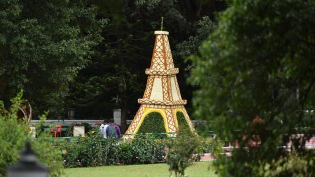 Raj Bhavan garden was originally laid out both as a formal and an informal garden. Rows of royal palms abutted on either side by lush green lawns, rose gardens, and arches covered with creepers are complemented by the informal garden on the periphery where fruit trees such as mango, sapota, banana, papaya, pears, fig and other kitchen garden plants are maintained. (Arijit Sen / HT Photo)