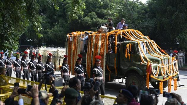 The cortege carrying the mortal remains of Atal Bihari Vajpayee leaves from his Krishna Menon Marg residence towards BJP headquarters at Deen Dayal Upadhyay Marg for the last rites. People were heard chanting ‘Atal Bihari amar rahe’, ‘Vande Mataram’ as Vajpayee’s final journey began. (SAnchit Khanna / HT Photo) The cortege carrying the mortal remains of Atal Bihari Vajpayee leaves from his Krishna Menon Marg residence towards BJP headquarters at Deen Dayal Upadhyay Marg for the last rites. People were heard chanting ‘Atal Bihari amar rahe’, ‘Vande Mataram’ as Vajpayee’s final journey began. (SAnchit Khanna / HT Photo)