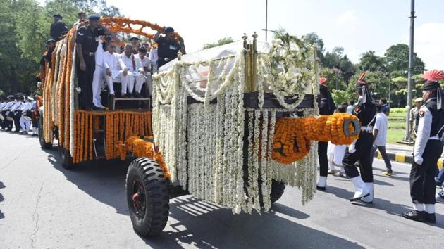Traffic restrictions on several roads in Delhi are in place to ensure a smooth movement with citizens advised to take alternate routes as thousands of mourners are expected to reach central Delhi to pay homage to Atal Bihari Vajpayee. (Sanchit Khanna / HT Photo) Traffic restrictions on several roads in Delhi are in place to ensure a smooth movement with citizens advised to take alternate routes as thousands of mourners are expected to reach central Delhi to pay homage to Atal Bihari Vajpayee. (Sanchit Khanna / HT Photo)