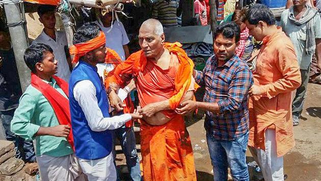 Activist Swami Agnivesh after he was allegedly assaulted by Bharatiya Janata Yuva Morcha (BJYM) workers during his visit to Pakur, Jharkhand, in July.(PTI)