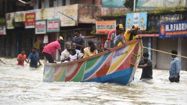 Local volunteers and fishermen rescue people at Pandalam in Pathanamthitta district of Kerala. (Raj K raj/HT Photo)