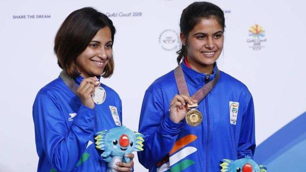 Manu Bhaker (R) won the gold medal in women’s 10m air pistol event ahead of Heena Sidhu at the 2018 Commonwealth Games.(REUTERS)