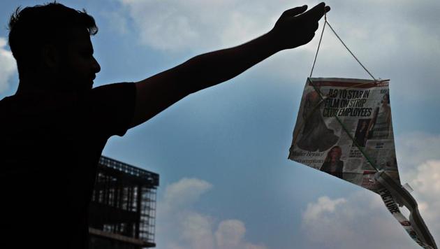 DIY Kites are the new preference for Delhiites.(Shivam Saxena/HT Photo)